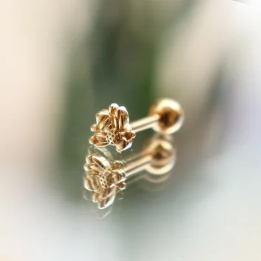 piercing-oreille-abeille-kate-sovage-bijoux-bee